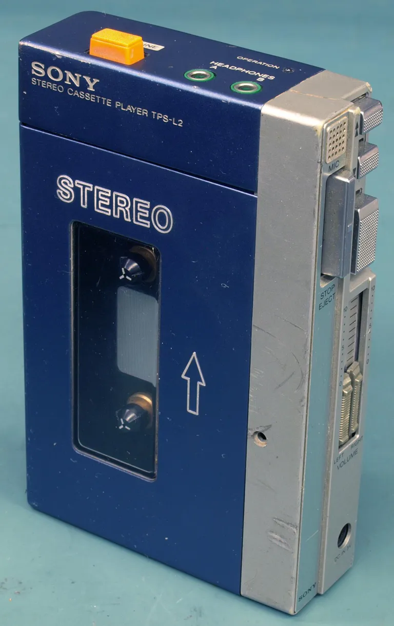 Walkman oli esimene helikonserviseade, millega sai selle kasutaja enda valitud muusika või muud helisalvestused kaasa võtta ja neid kuulata. Kaasaskantavad raadiod ja teleridki olid selleks hetkeks küll olemas aga need edastasid ringhäälingusaateid.