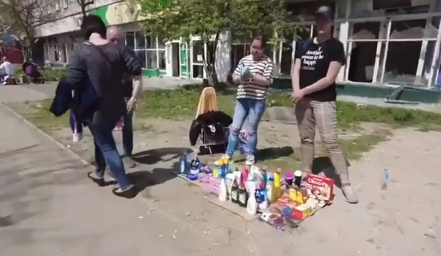 Mariupolis müüakse otse tänaval erinevaid kaupu.