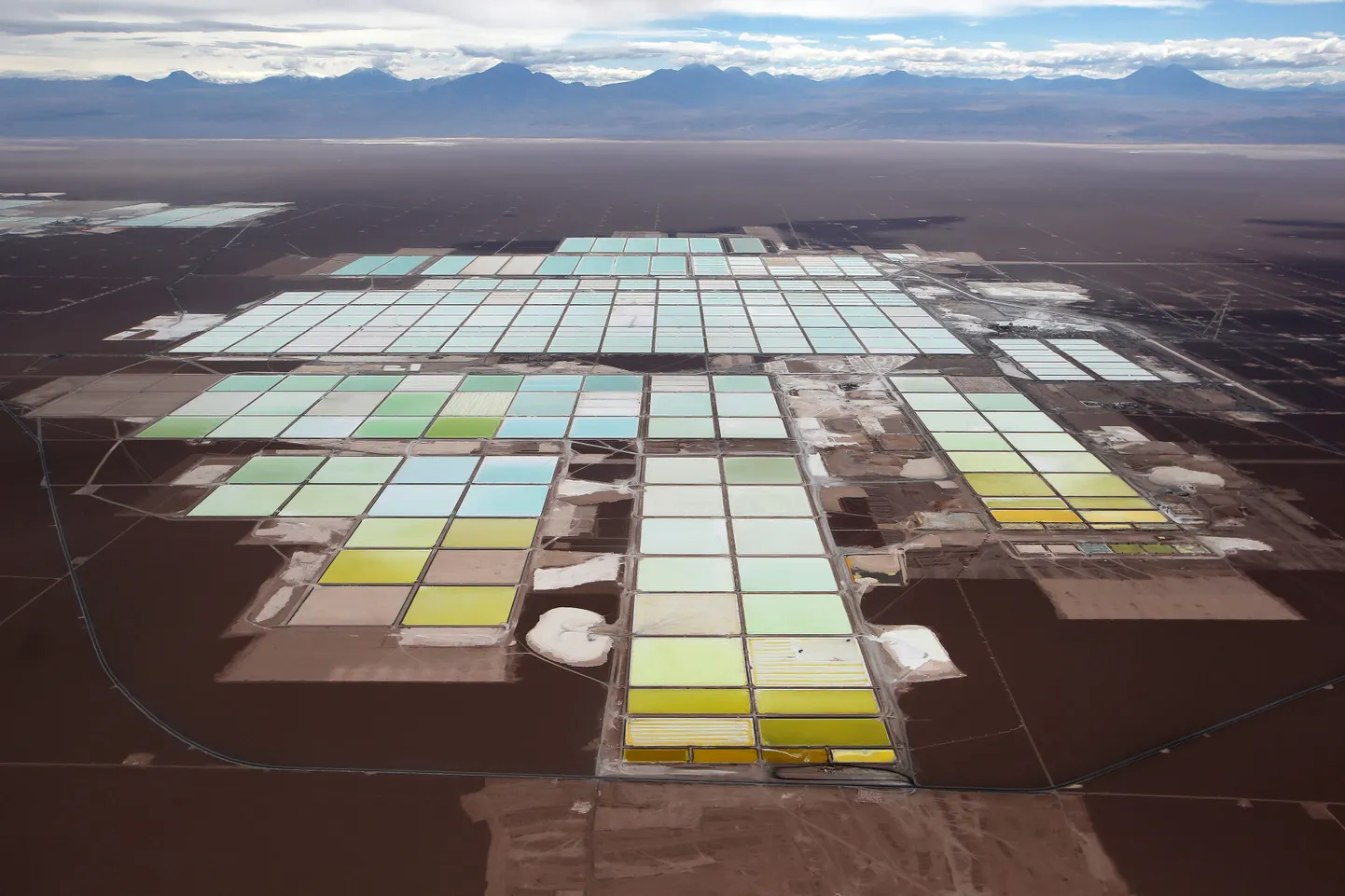 Soquimichi liitiumikaeuvanduse tiigid Atacama kõrbes.