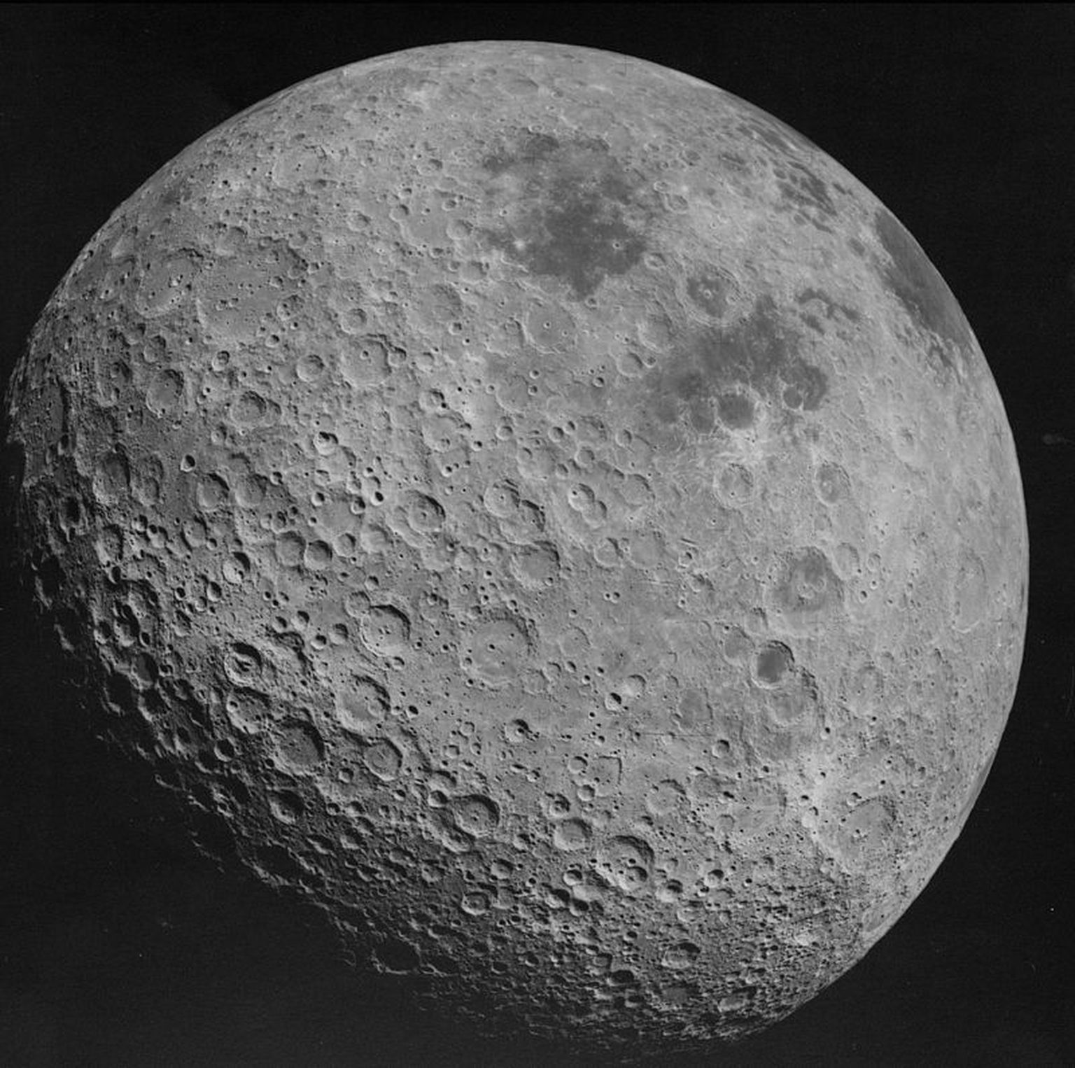 Apollo astronautu uzņemta Mēness tālās puses fotogrāfija.
