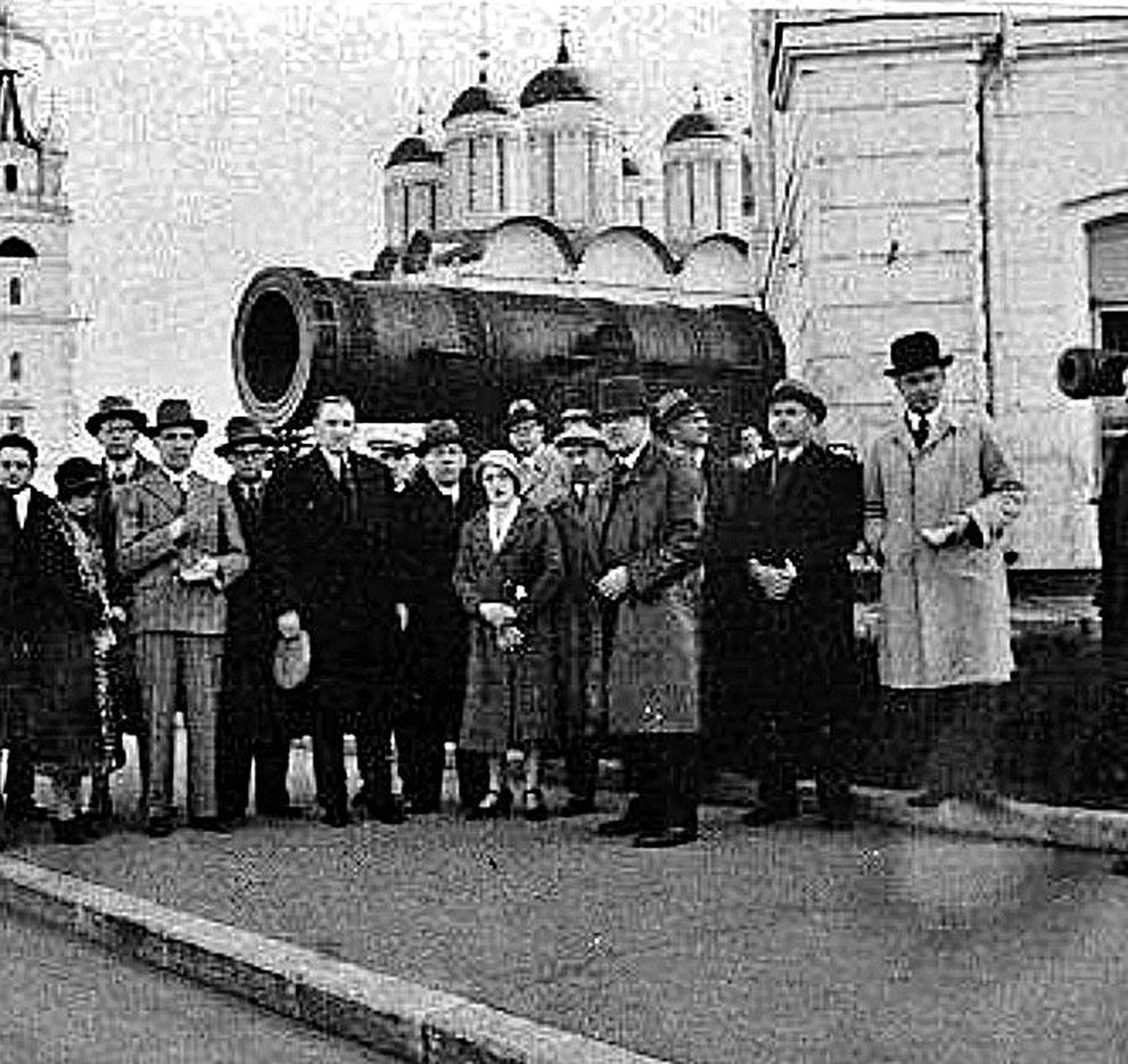 Eesti ajakirjanikud Moskva Kremlis tsaarkahuri juures.