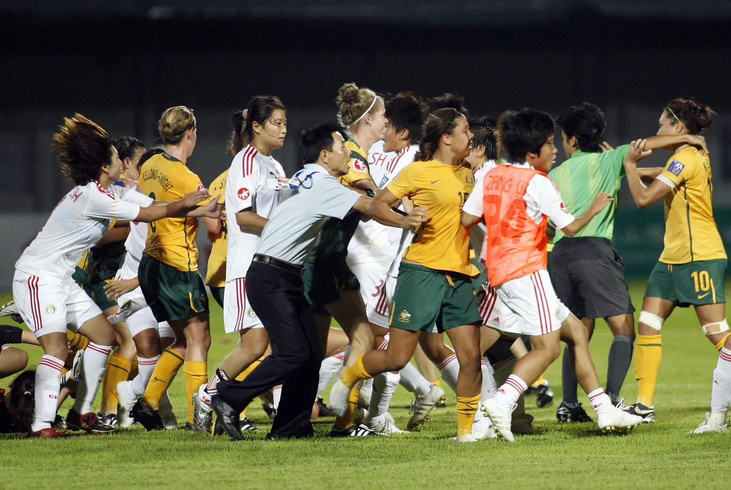 Hiina ja Austraalia naiste jalgpallikoondised kisklemas
