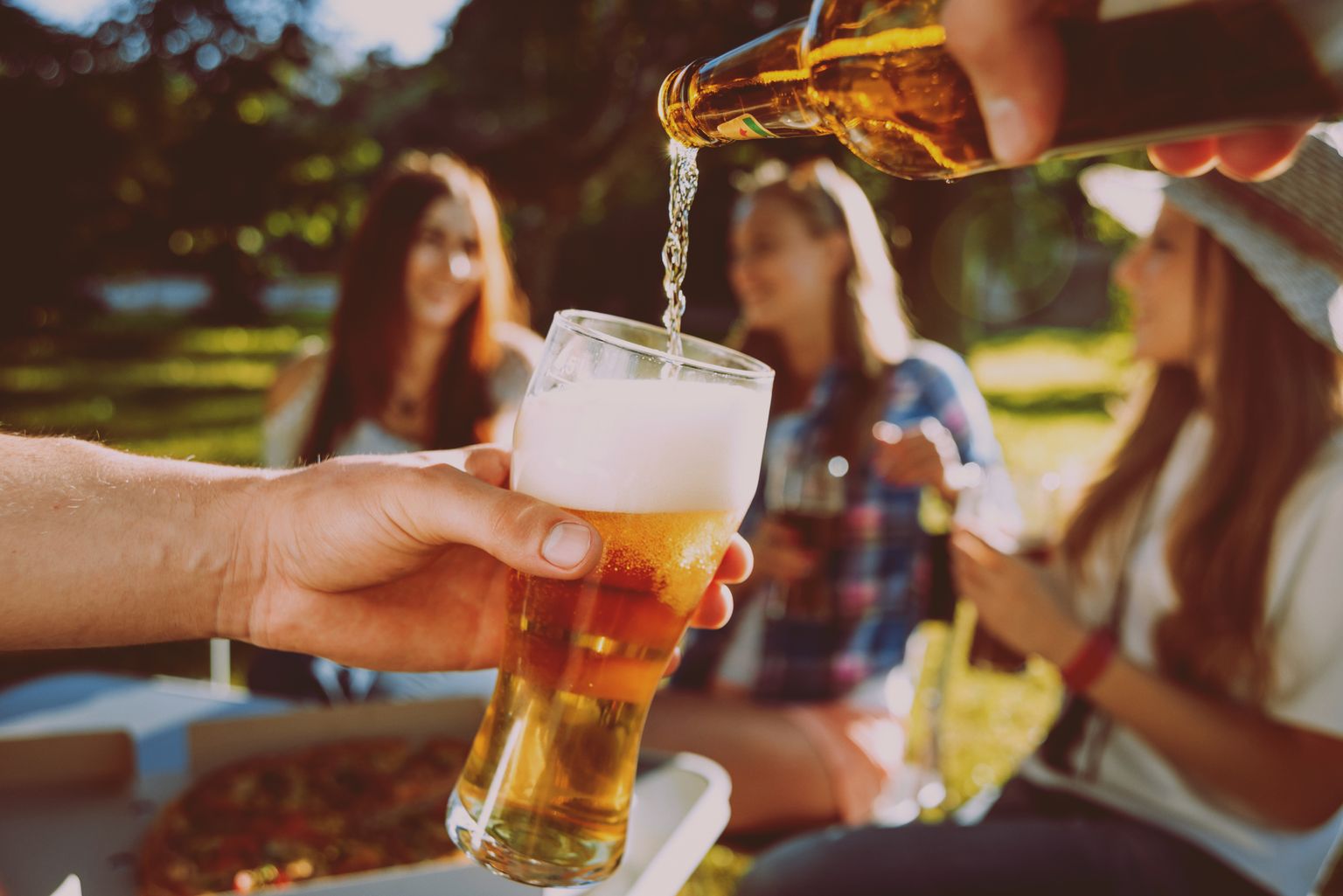 Vanemate lubava hoiaku puhul alustavad lapsed alkoholi tarvitamisega varem, joovad alkoholi sagedamini ning joovad end rohkem purju.
