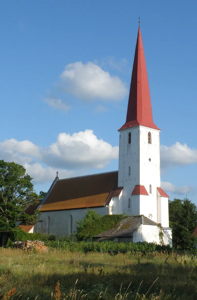 Saaremaa Kihelkonna kirik ehitati 13. sajandi keskpaigas. Kirik toimis veel hiljuti ühtlasi meremärgina.