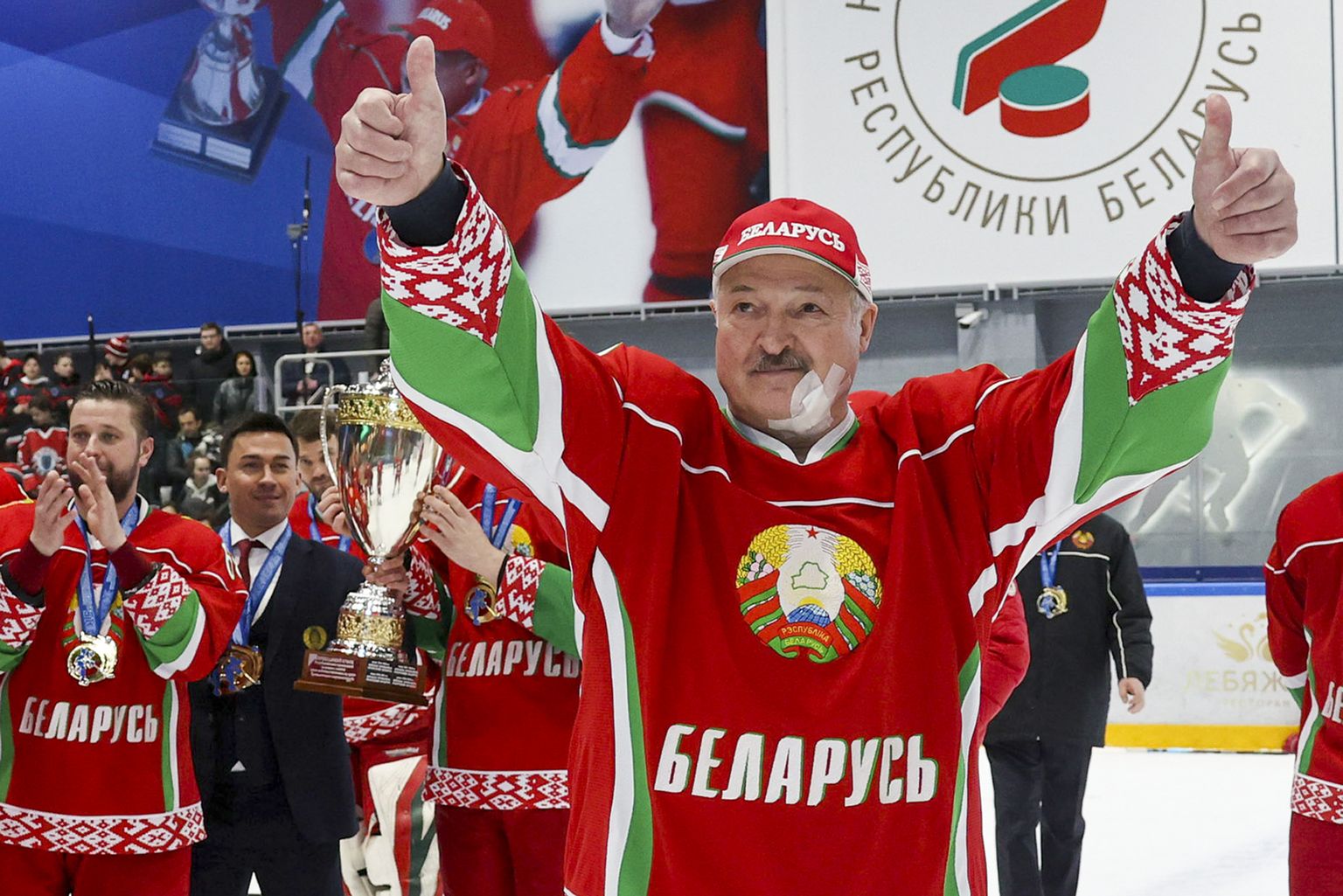 Aljaksandr Lukašenka tähistab oma hokimeeskonna võitu, amatööride võistlused, Minskis 9. aprillil 2022.