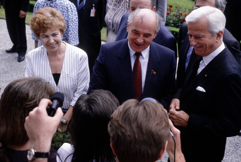 Раиса Горбачева и Михаил Горбачев общаются с федеральным президентом Германии Рихардом фон Вайцзекером, 1989 год.