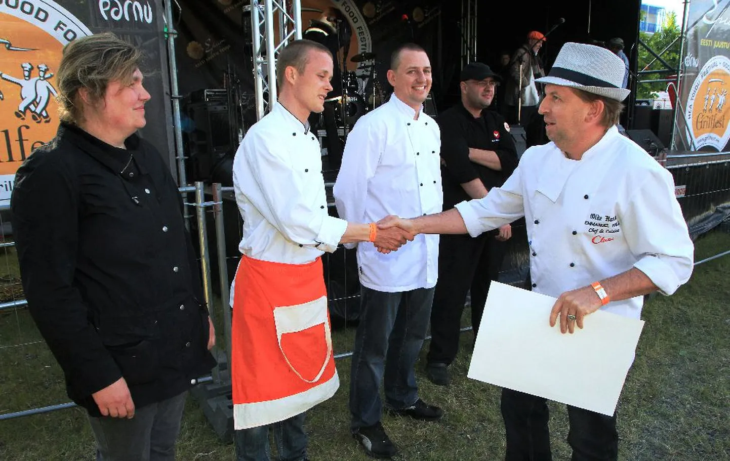 Член Эстонского института кулинарии, шеф-повар ресторана Olde Hansa Эммануэль Вилле передает команде Strand кубок.