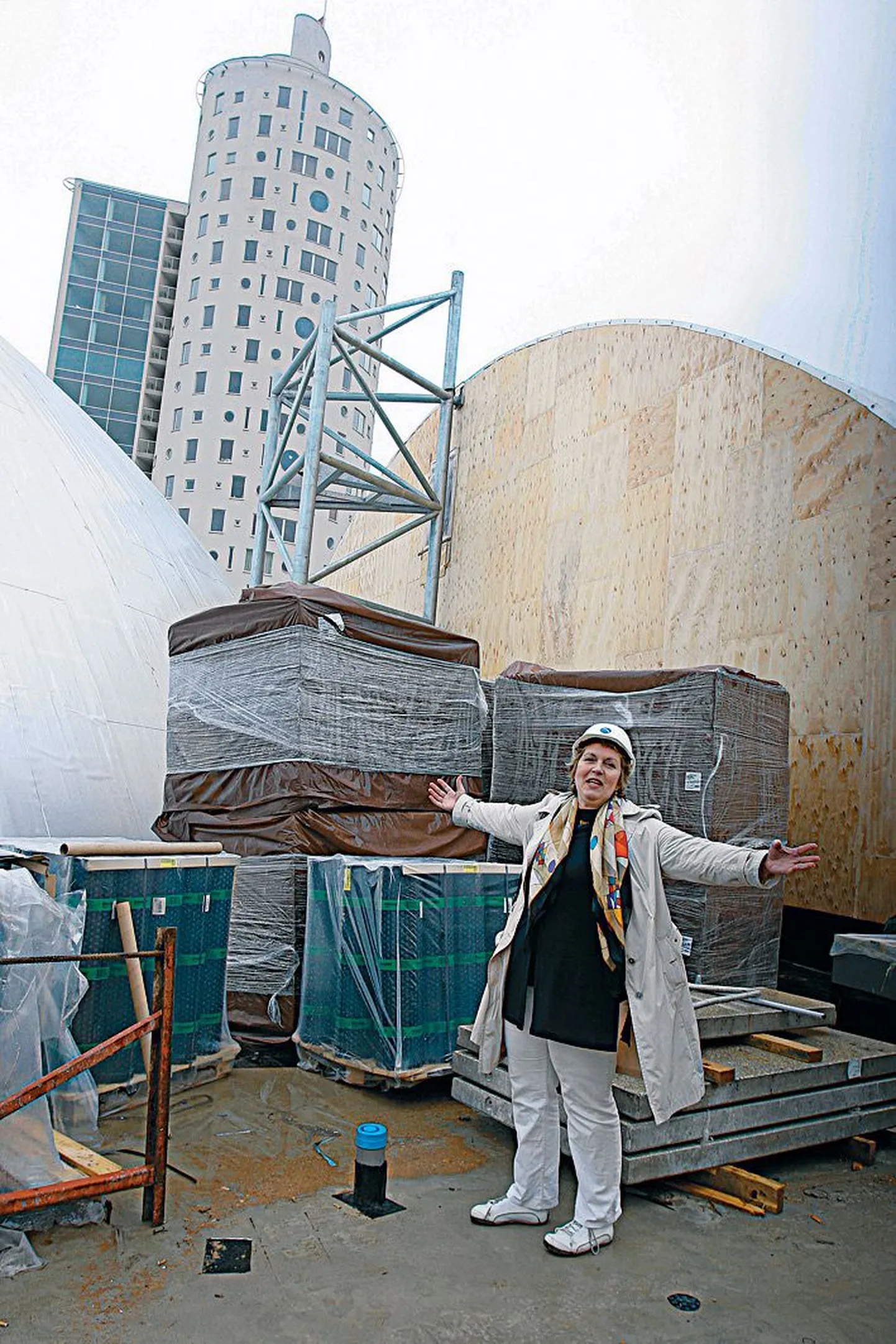 Tiiu Sild oli kogu hingega Ahhaa keskuse ehituse kallal. 2010. aasta mais jäi ta pildile hoone katusel.
