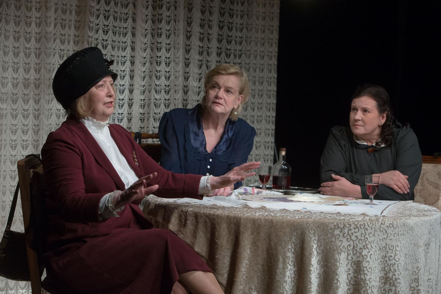 Klassikute prouad istuvad. Vasakult Käthe Hansen (Ene Järvis), Elo Tuglas (Liina Tennosaar) ja Valentina Luts (Diana Dikson-Soom). 