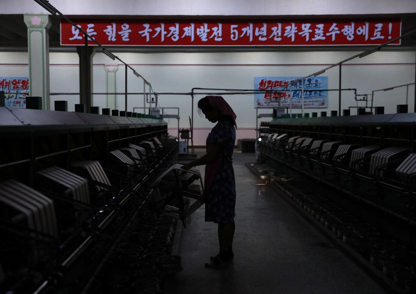 Pyongyangi siidivabrikus töötav põhjakorealanna. 