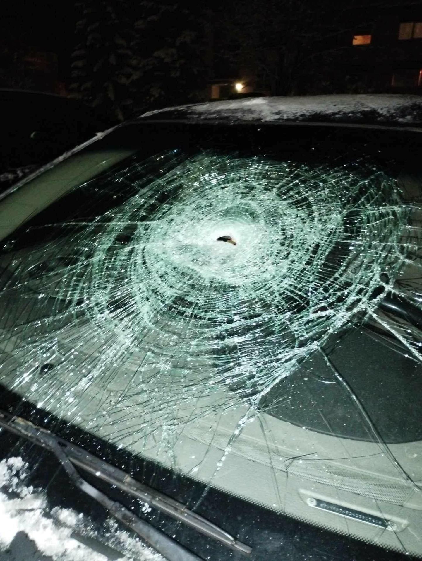 Калле разбил лобовые стекла автомобилей.