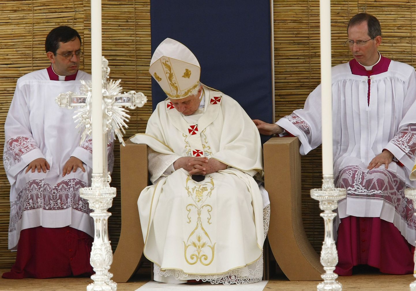 Paavst Benedict XVI tukastab täna Florianas toimunud missal.