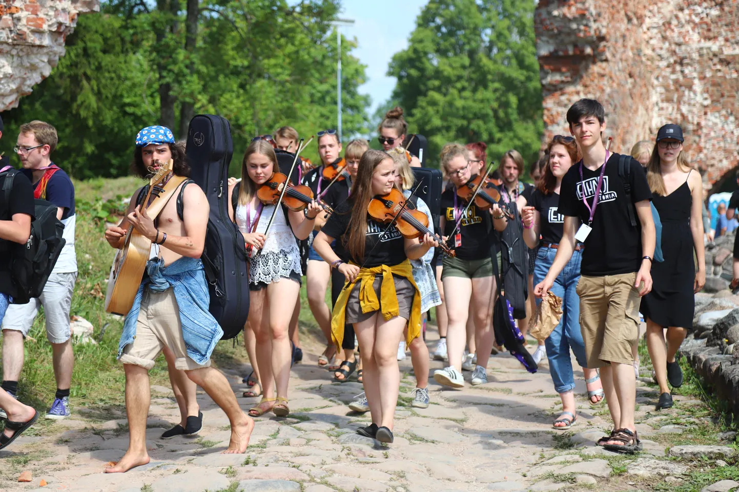 Viljandi pärimusmuusika festivali avamine Kaevumäel.