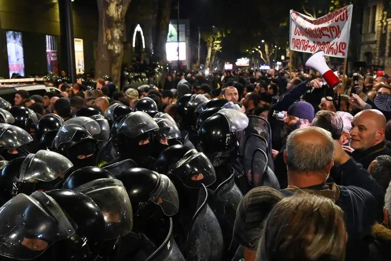 Акция протеста против показа премьеры фильма «А потом мы танцевали»