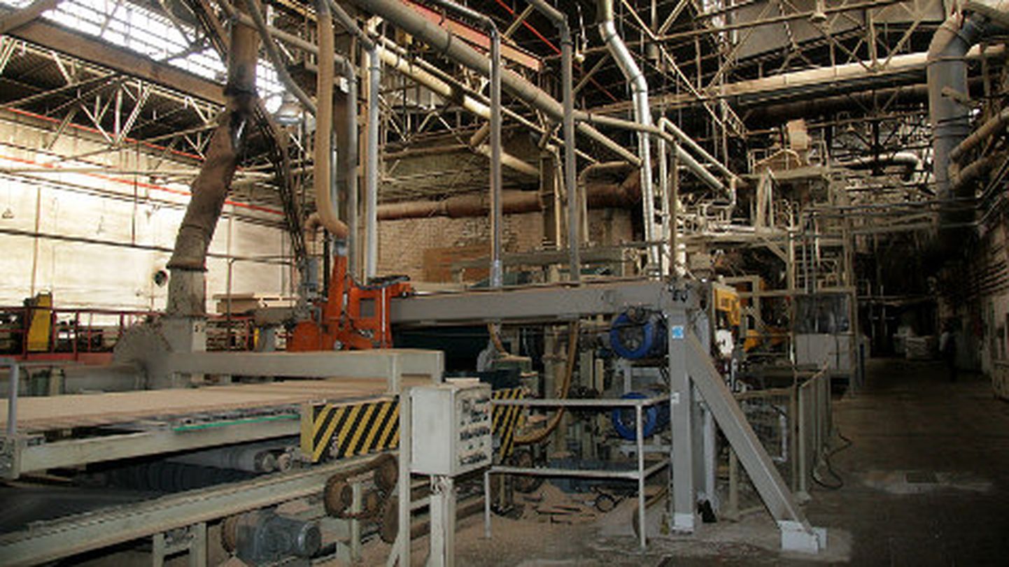 Puitlaastplaadi tootmisliin Püssis asuvas REPO Vabrikutes.