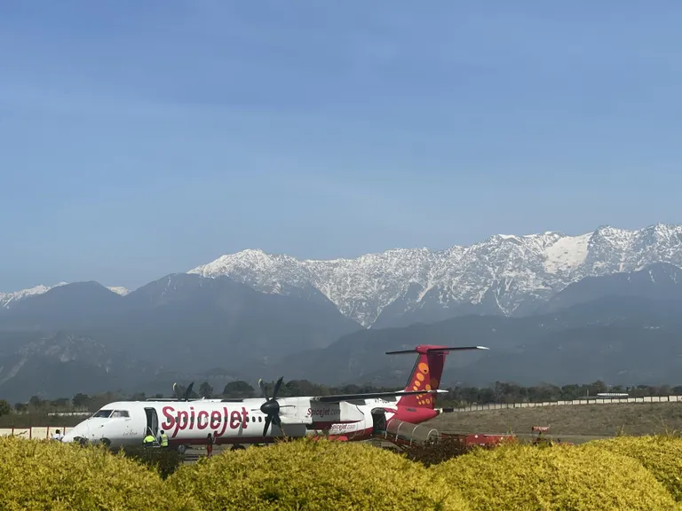 Dharamsala lennujaam, taamal Himaalaja mäestik.