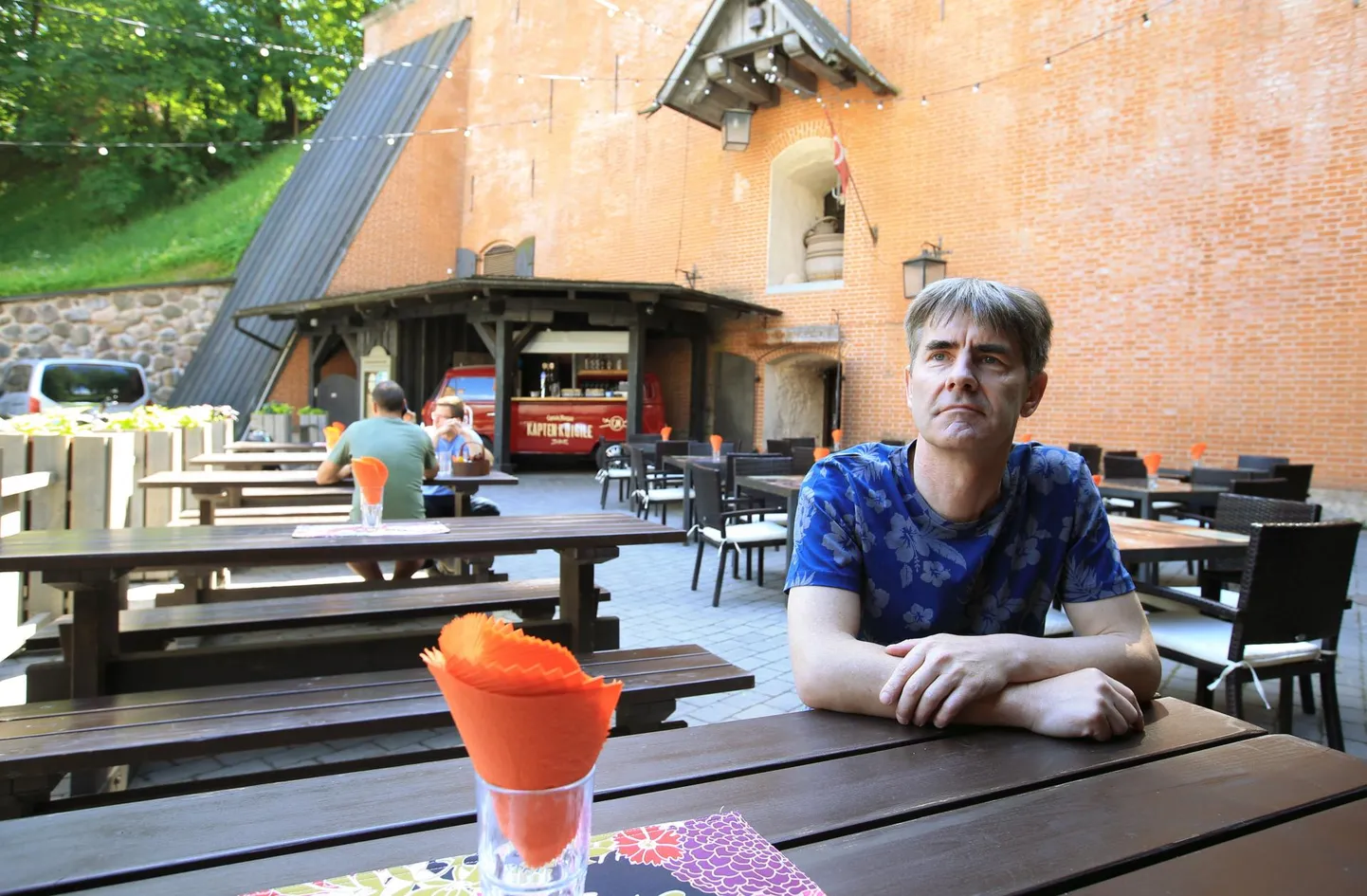 Esto päevade lahutamatu osa on õhtune salakõrts, mida Tartus peetakse Püssirohukeldris. Muude tegemiste kõrvalt veab salakõrtsi Ants Johanson, kelle sõnul on sinna oma suguvendadega suhtlema oodatud kõik soovijad.