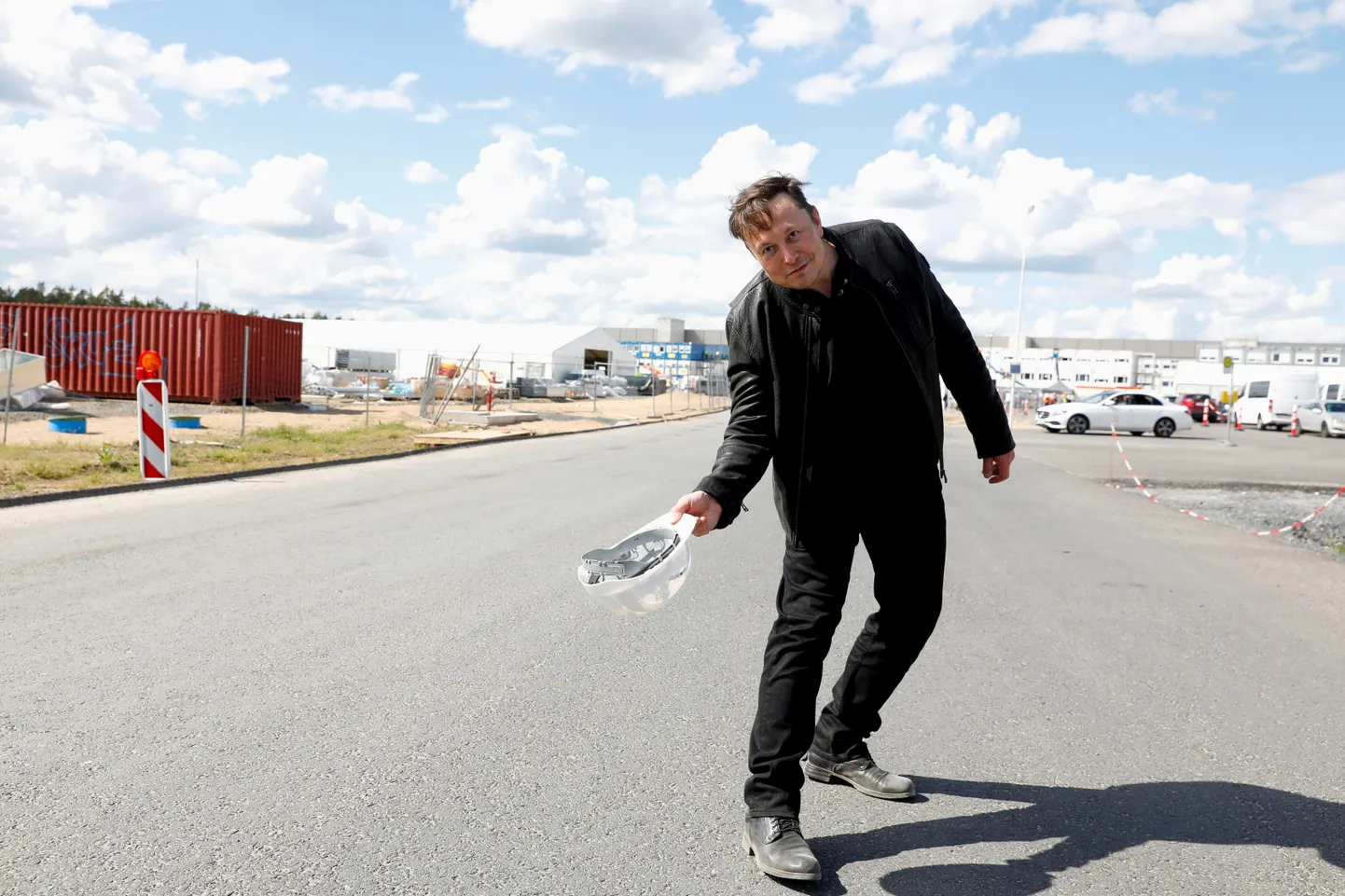 Aktsiaturu insaider Elon Musk 17. mail 2021 Berliinis Tesla tehase ehitusplatsil piltnikule poseerimas.