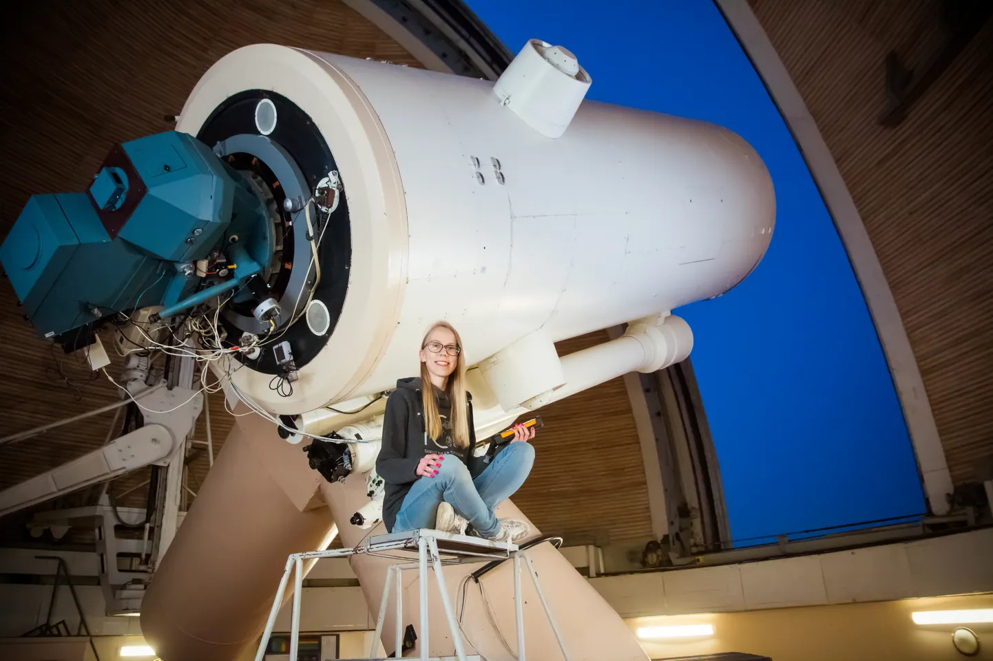 Kuigi Eesti ilm pole tähevaatluseks ideaalne, leiab Tõraveres asuva Tartu observatooriumi nooremteaduri Anni Kasikovi tihti suure teleskoobiga tähistaevast uurimas. See juba pool sajandit vana teleskoop on kasutuses igal selgel ööl.