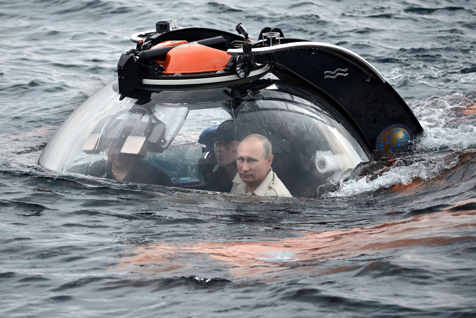 Venemaa president Vladimir Putin 18. juulil 2015 koos kaaskonnaga batüskaafis sukeldumas Mustas meres Sevastoopoli lähedal 83 meetri sügavusele, et näha iidset uppunud laeva