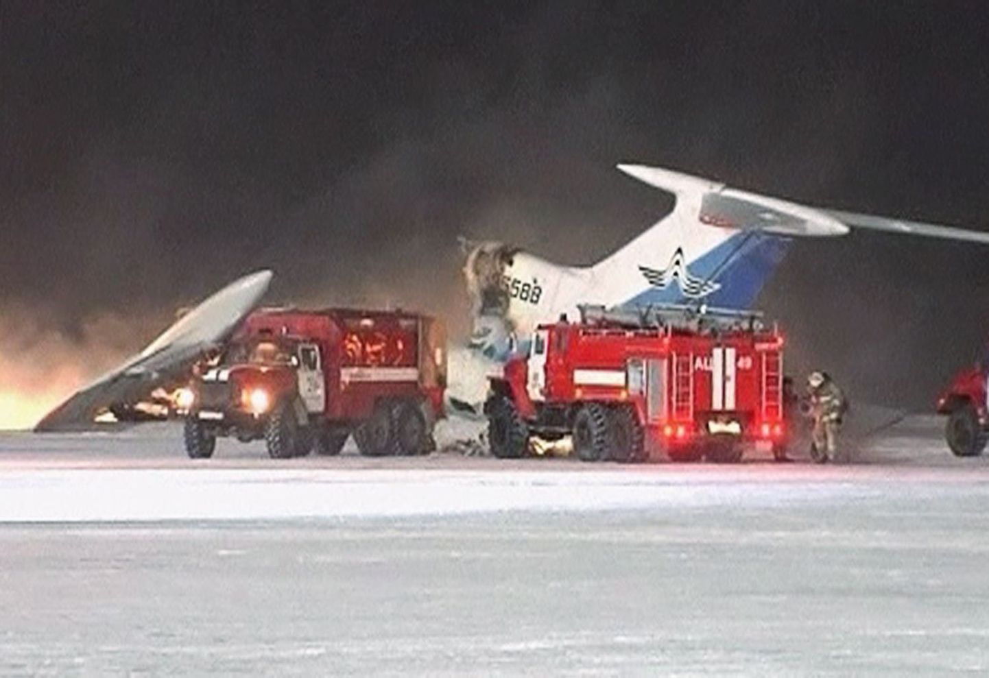Reisilennuki TU-154 rusud Surguti lennuväljal.
