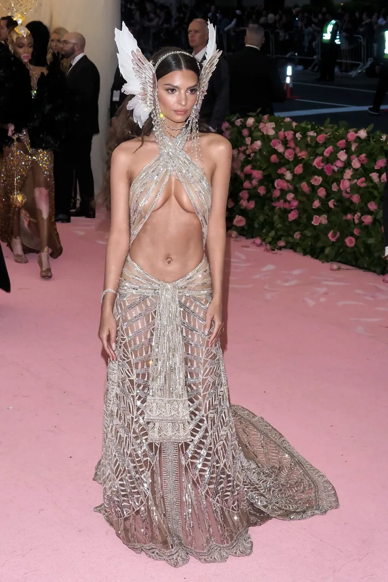 Эмили Ратаковски. Met Gala 2019.