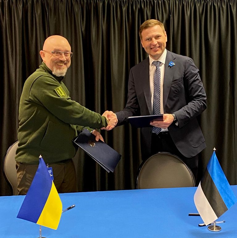 Министр обороны Украины Алексей Резников (слева) и министр обороны Эстонии Ханно Певкур (справа) подписали соглашение Украины и Эстонии о военном сотрудничестве. 