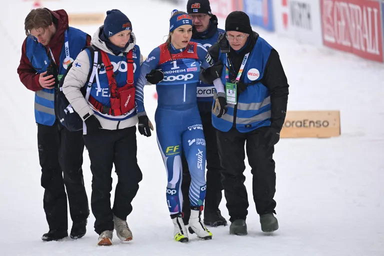 Soomlanna Jasmi Joensuu (keskel) kaotas pärast finišit teadvuse, mille järel tegid arstid talle vajalikud testid.