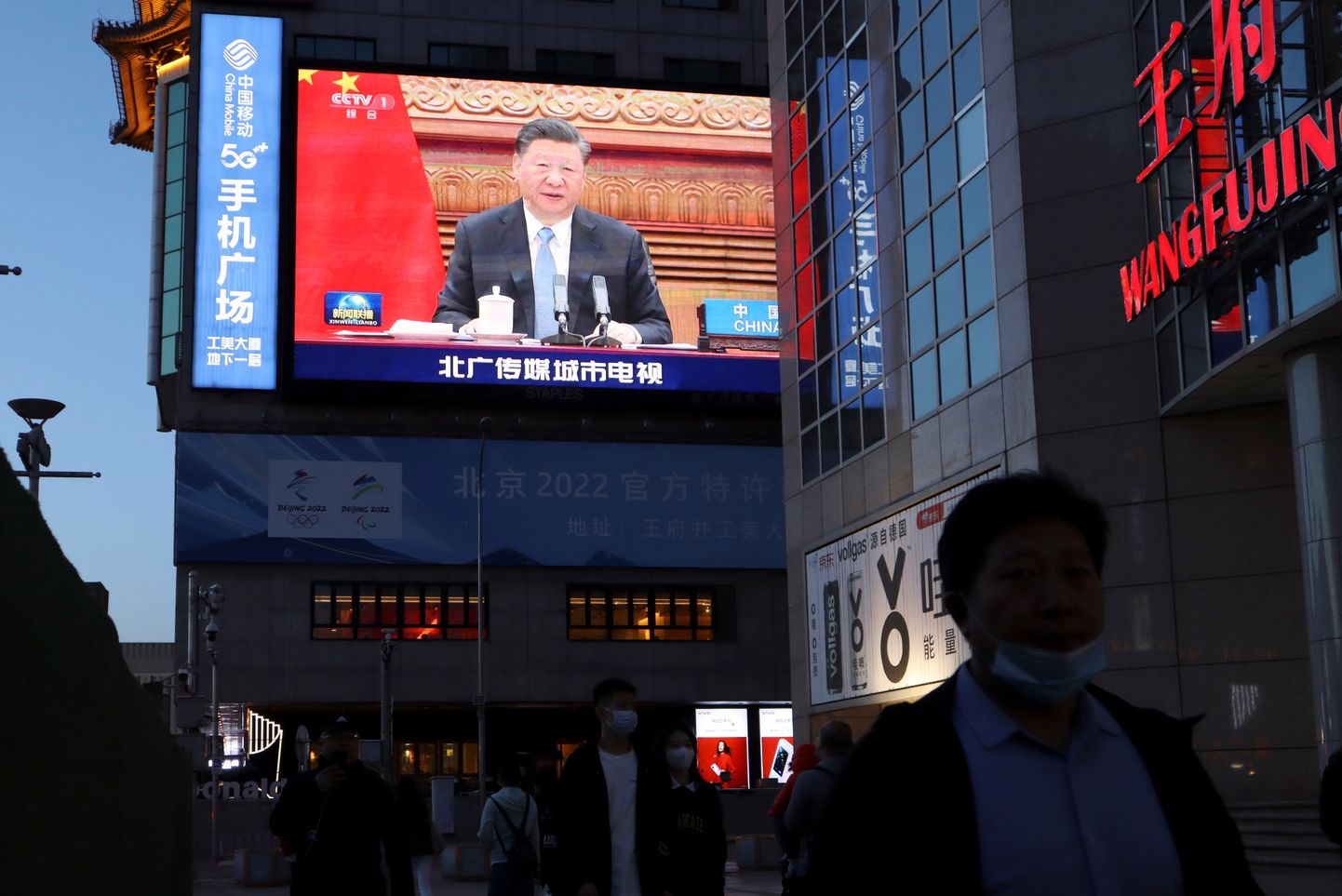 Suur ekraan Pekingis kuvamas uudist Hiina presidendi Xi Jinpingi osalemisest kliimatippkohtumisel Saksa kantsleri Angela Merkeli ja Prantsuse presidendi Emmanuel Macroniga.