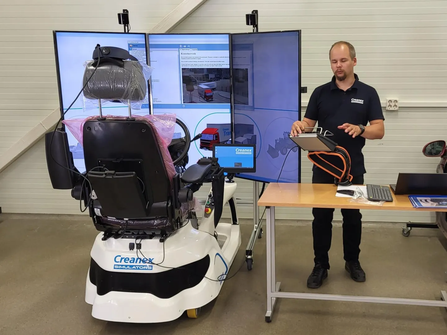 Viljandi kutseõppekeskus sai kätte Creanexi firma sõidukisimulaatori. Seda tutvustas õpetajatele Creanexi tootepealik Miikka Laaja.