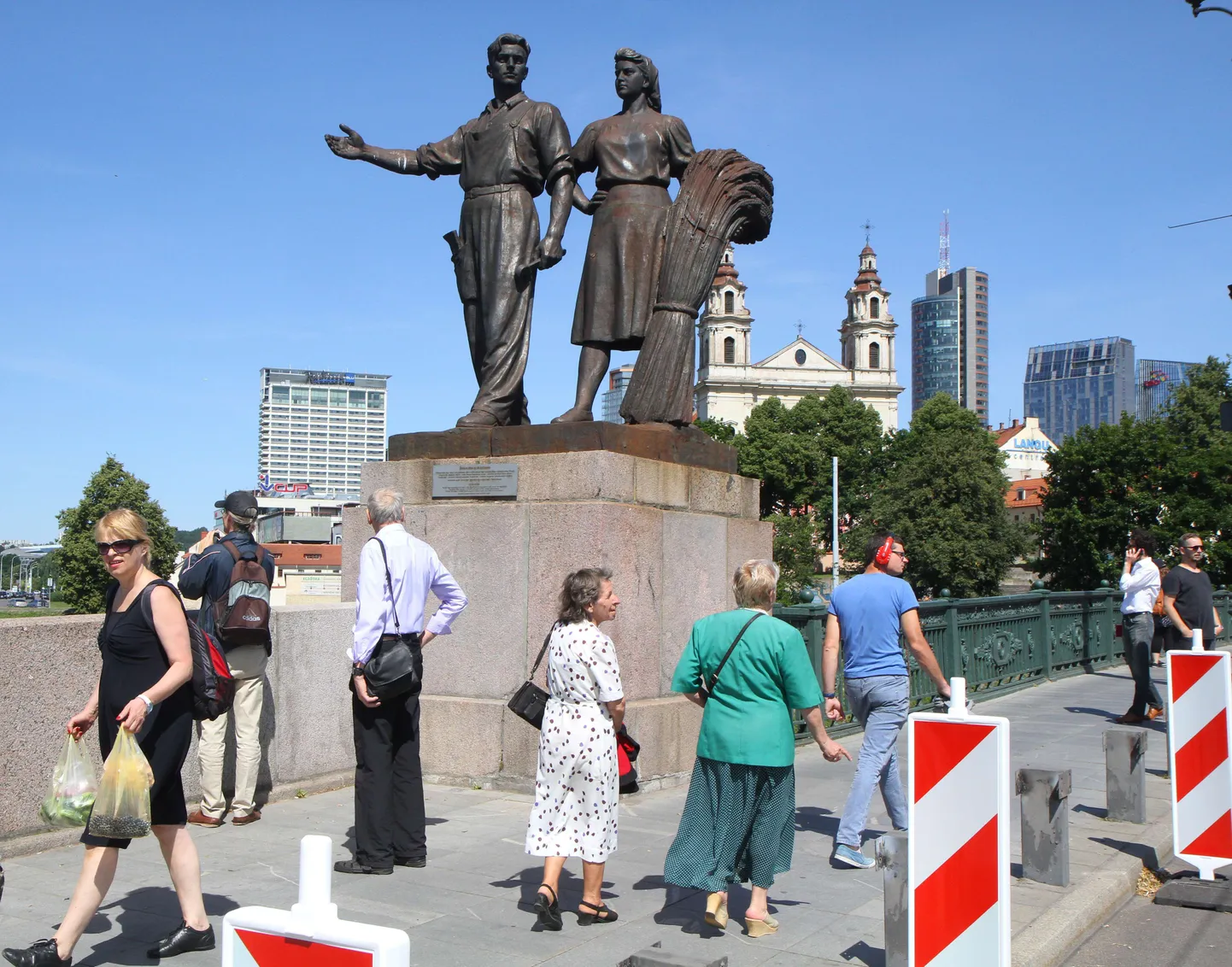 Скульптуры на зеленом мосту. Фотография 2015 года.