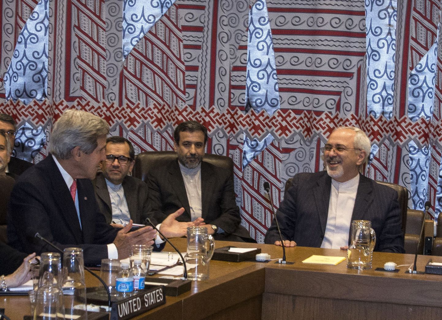 USA välisminister John Kerry (vasakul) ja Iraani välisminister Javad Zarif (paremal) New Yorgis.