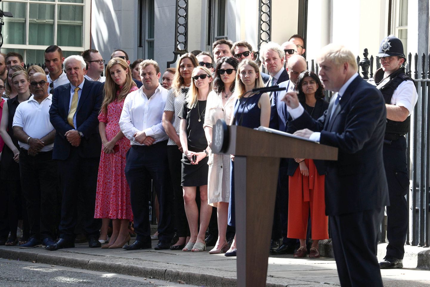 Roosakas kleidis Carrie Symonds vaatamas vasakul esireast, kuidas tema elukaaslane Boris Johnson peab 24. juulil peaministri ametliku residentsi ees oma esimese kõne Briti peaministrina.