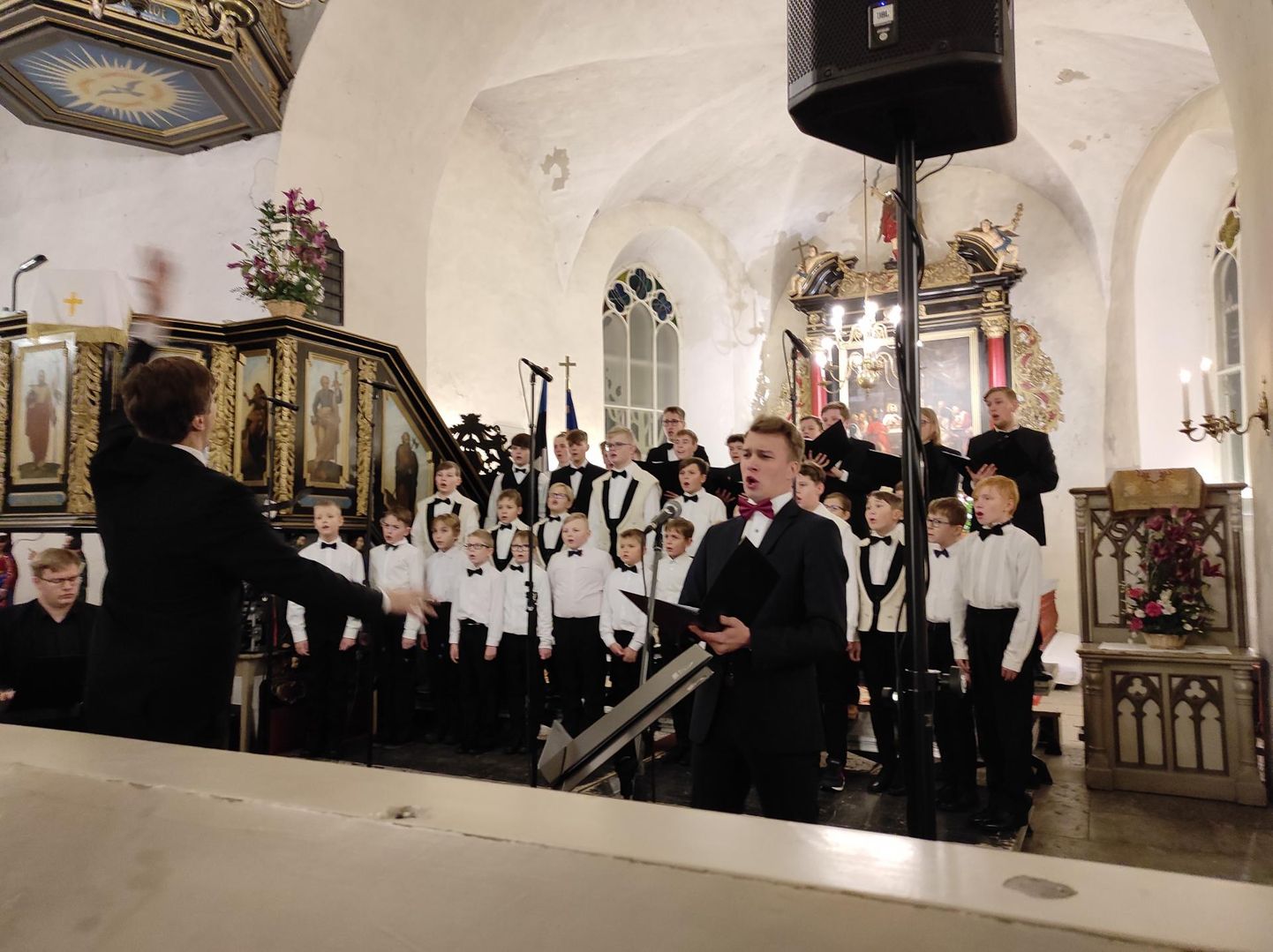 Virumaa Poistekoor laulis Kuno Kerge juhatusel jõulud helisema, solistiks dirigent Tõnis Sarap.