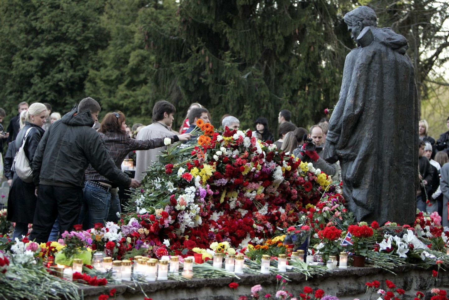 Андрус Ансип заявил, что Бронзовый солдат в центре Таллинна, на Тынисмяги, ясно символизирует оккупацию, но символ оккупации на кладбище как символ ничего не стоит.