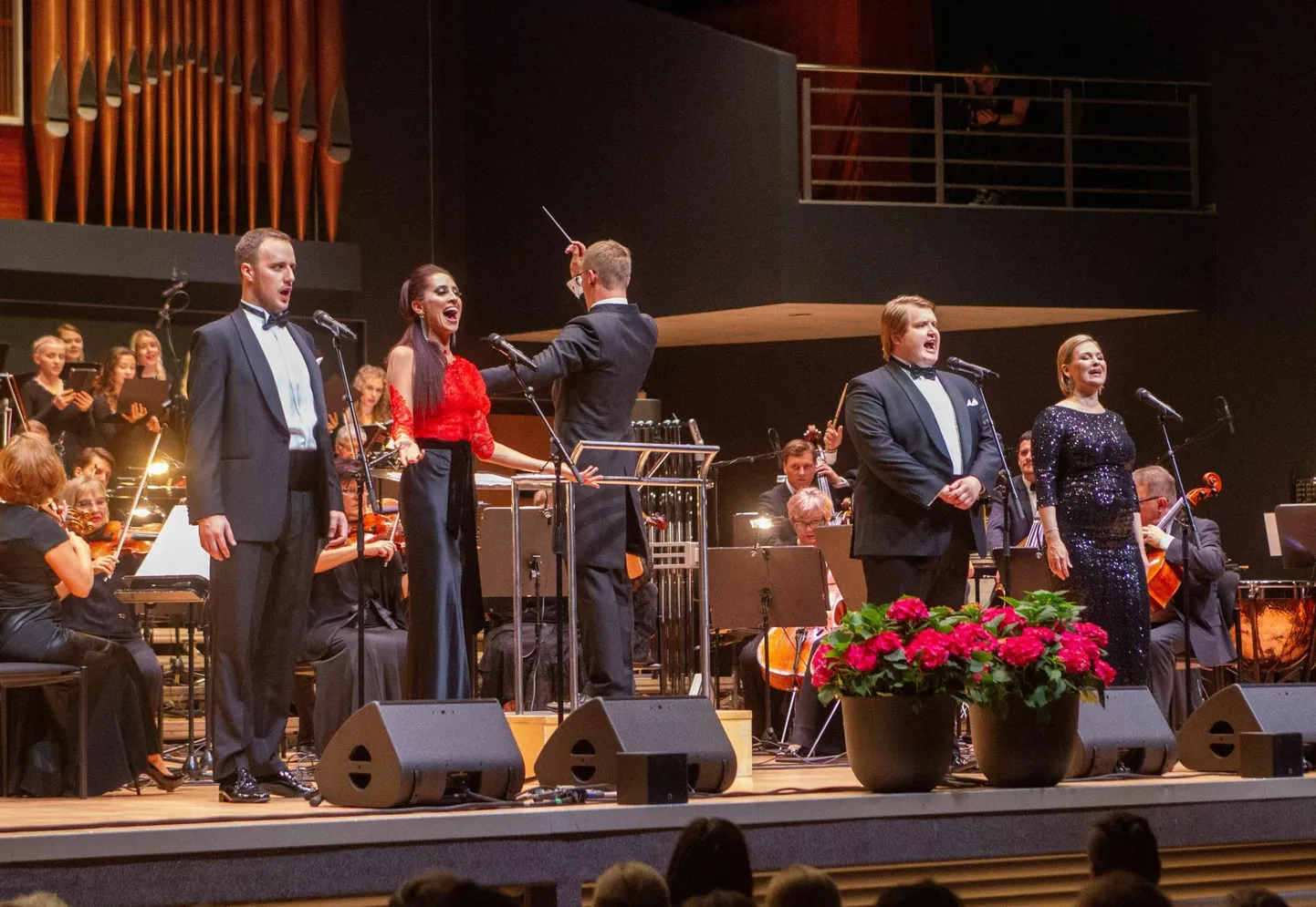 Mullu tuli «Ööbik ja üliõpilane» raeplatsi asemel esitamisele Vanemuises. Fotol on bariton Raiko Raalik (vasakult), sopran Elina Nechayeva ja dirigent Kaspar Mänd, tenor Reigo Tamm ja metsosopran Kai Rüütel koos Pärnu linnaorkestri ja E STuudio kammerkooriga.