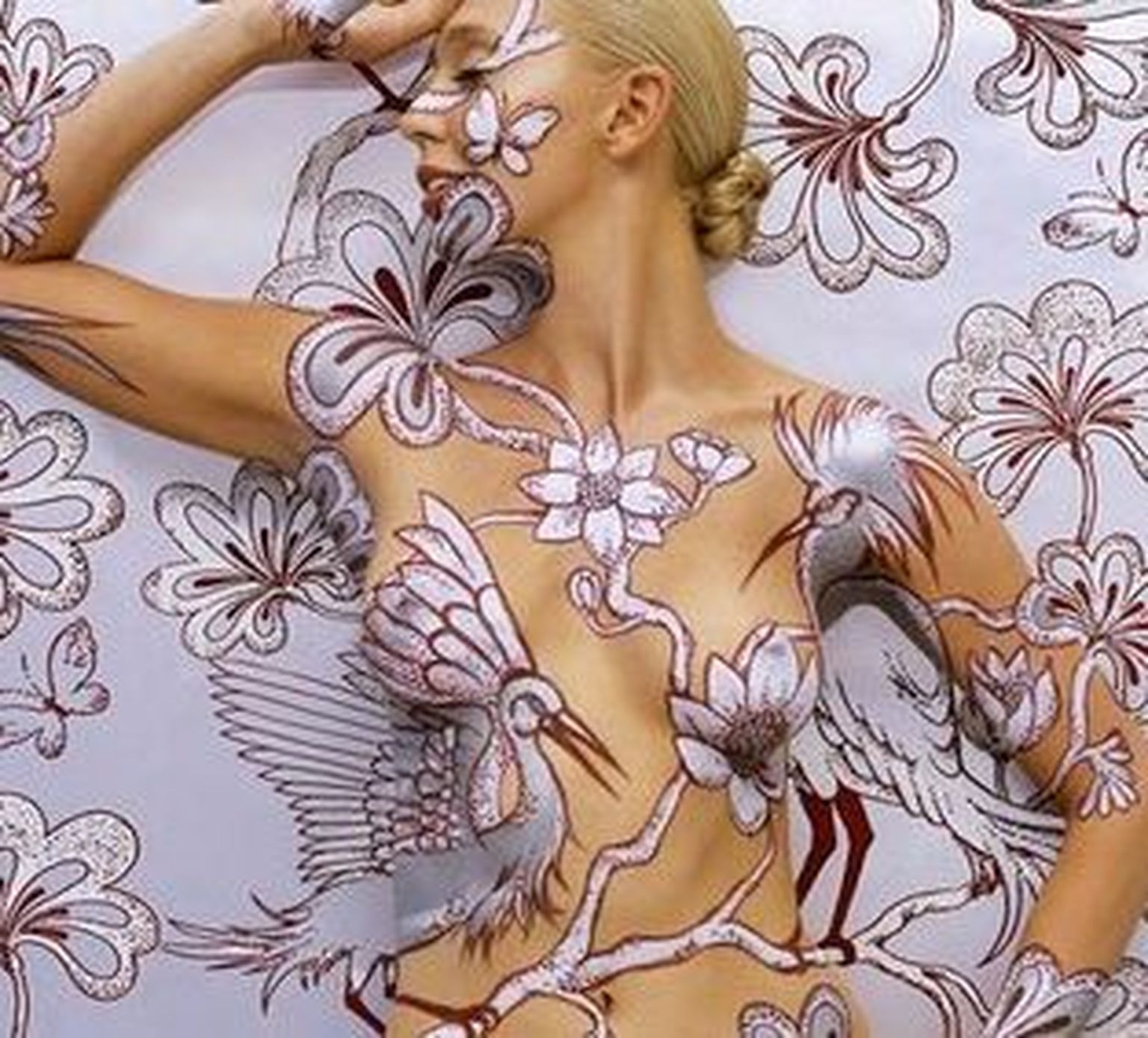 Emma Hack muudab modellid seinamaalingu või tapeedi osaks