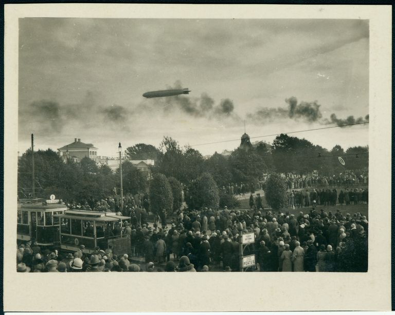 В районе современного парка Таммсааре столпились тысячи зевак, 1930 год.