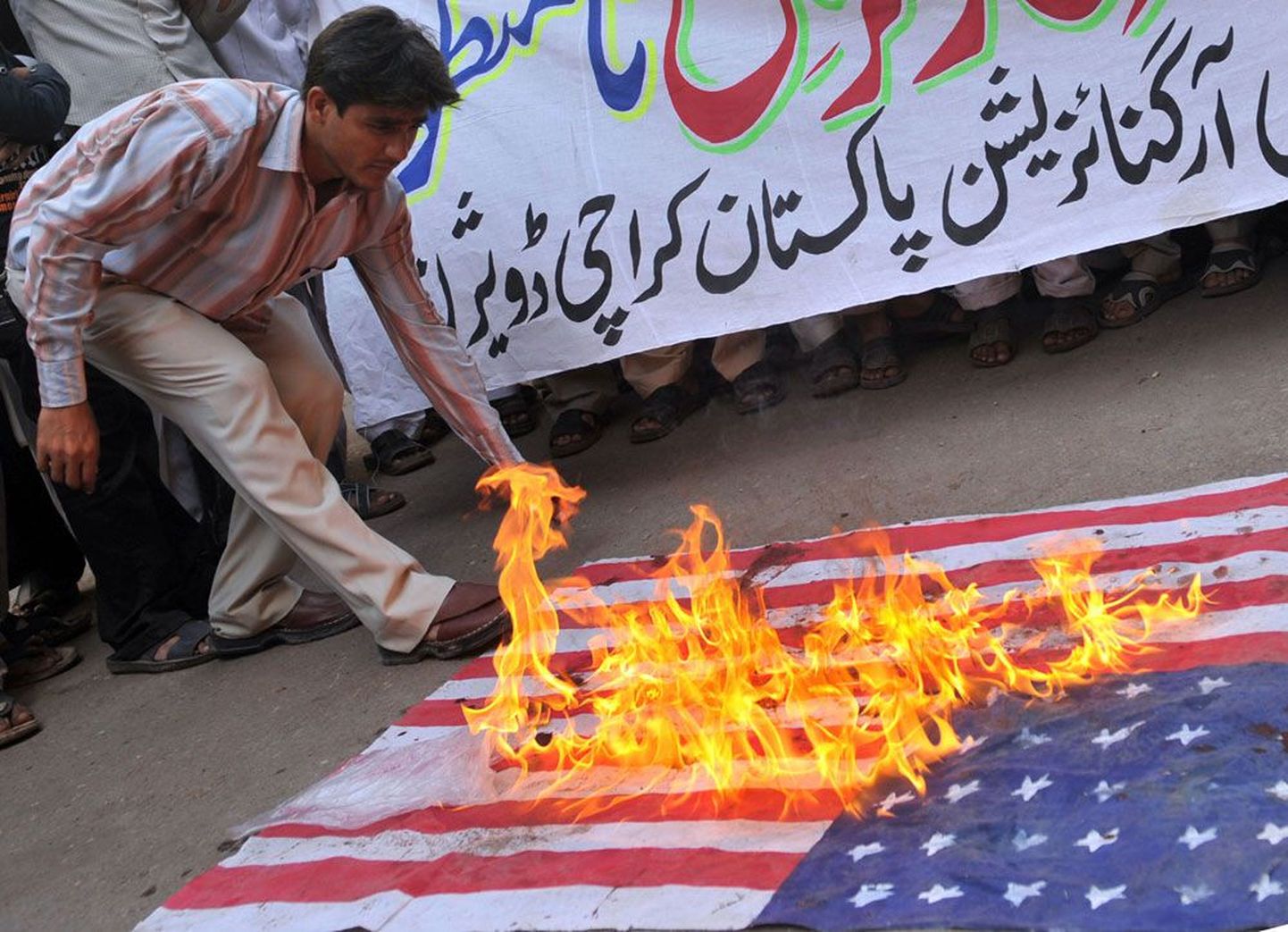 Pakistanis põletasid inimesed tänavail USA lippe ja Obama pilte.