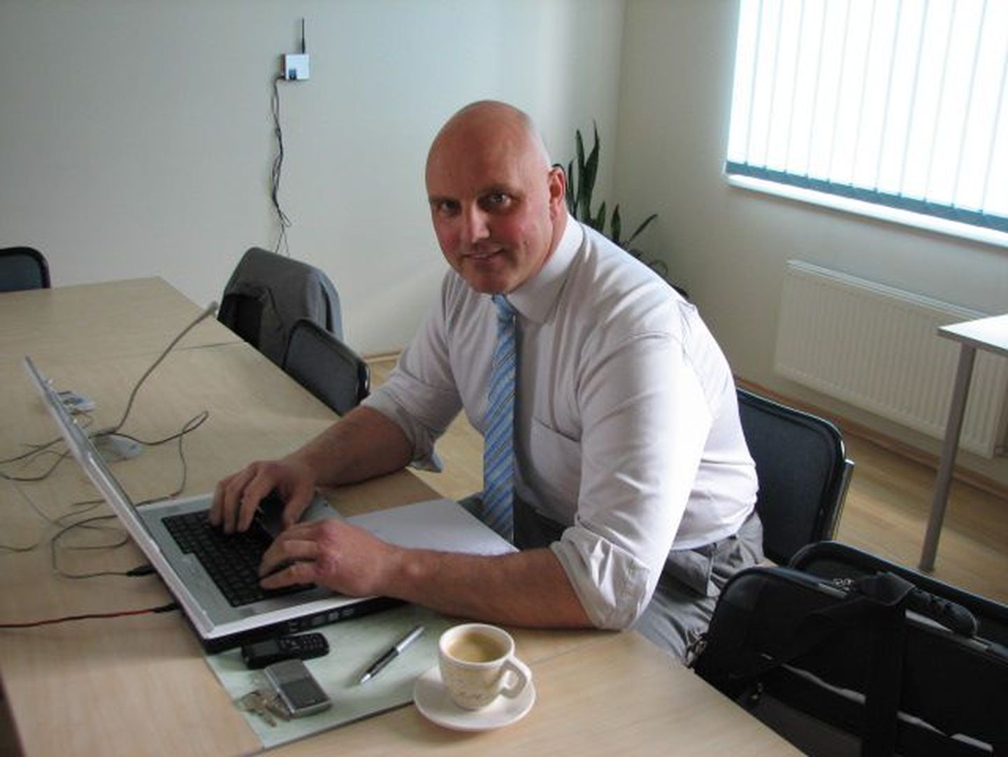 Hendrik Agur viibis online-väitluse ajal Karksi-Nuias, kus ta käis ühtlasi Karksi vallavolikogu esimehe kohuseid täitmas.