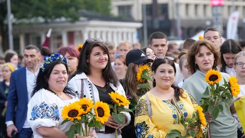 FOTO ⟩ Rīgā cilvēki Ukrainas Neatkarības dienā dodas atbalsta gājienā