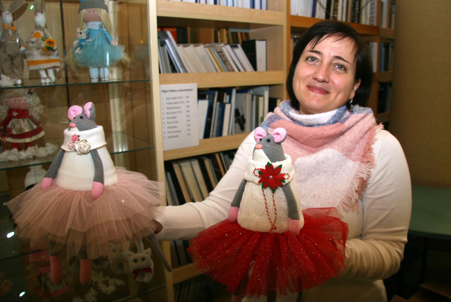 Praegu ehivad Olga Vilmase tehtud vahvad rotid Jõhvi keskraamatukogu.