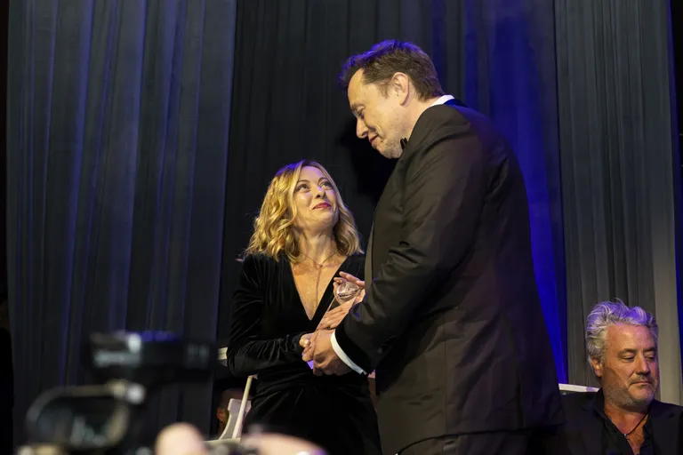 Tesla tegevjuht Elon Musk andis 23. septembril 2024 USAs New Yorgis Itaalia peaministrile Giorgia Melonile auhinna Global Citizen Award (Maailmakodaniku auhind)