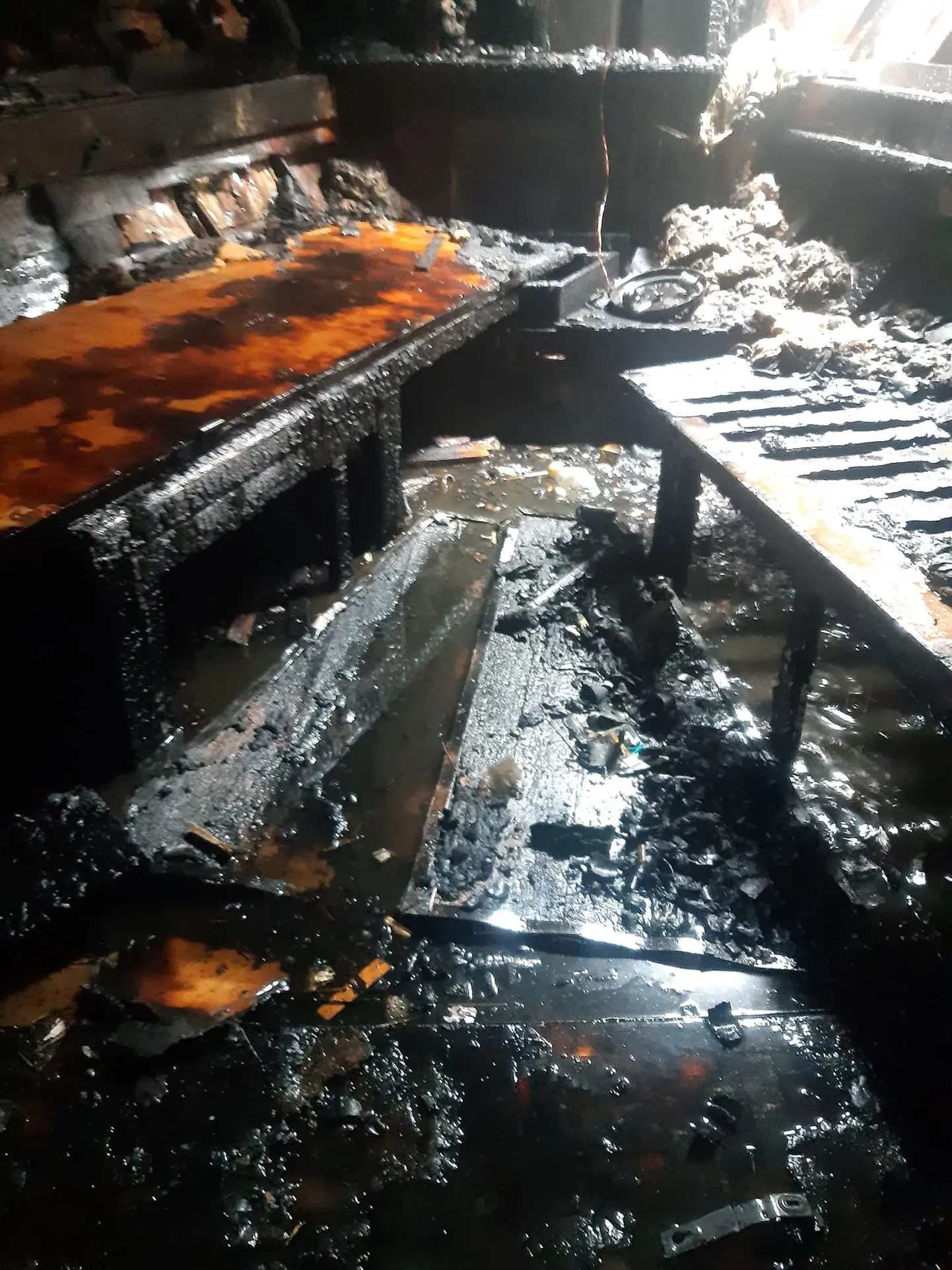 Tules kannatada saanud mängulaev.