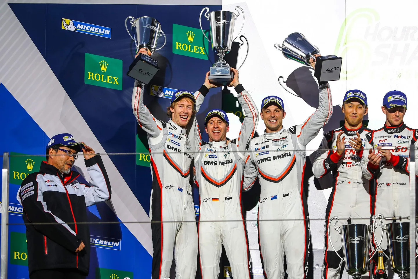 Brendon Hartley (vasakult teine) koos Timo Bernhardi ja Earl Bamberiga MM-tiitli üle rõõmustamas.
