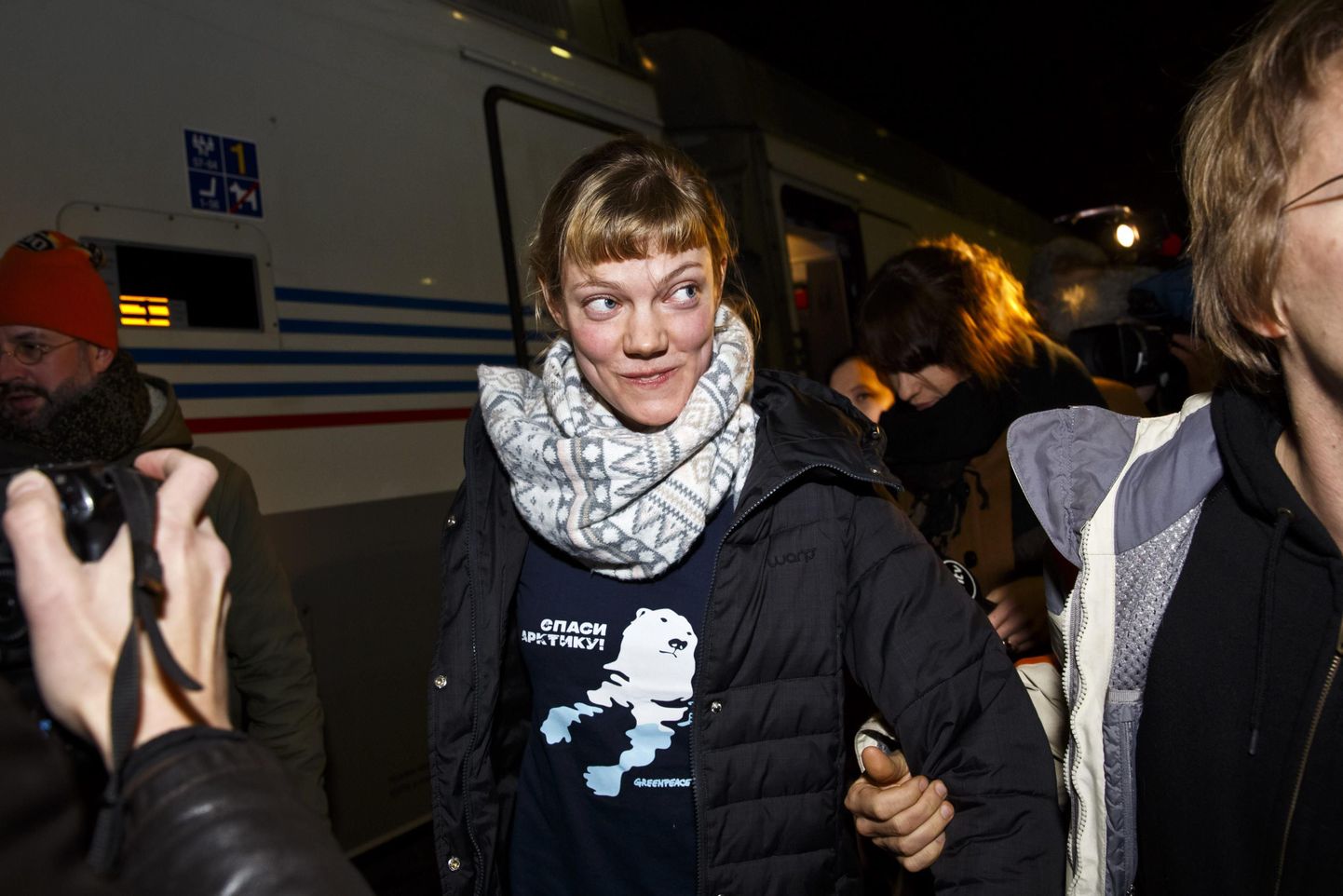 Greenpeace'i aktivist Sini Saarela eile hilisõhtul Helsingi raudteejaamas.