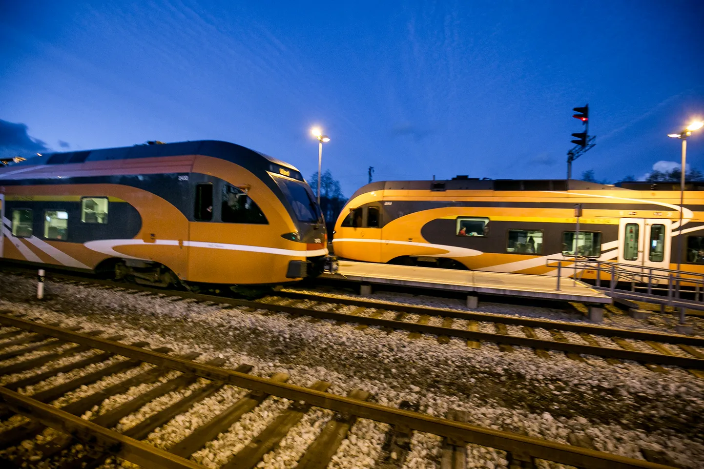 Elroni rongid Lelle raudteejaamas.