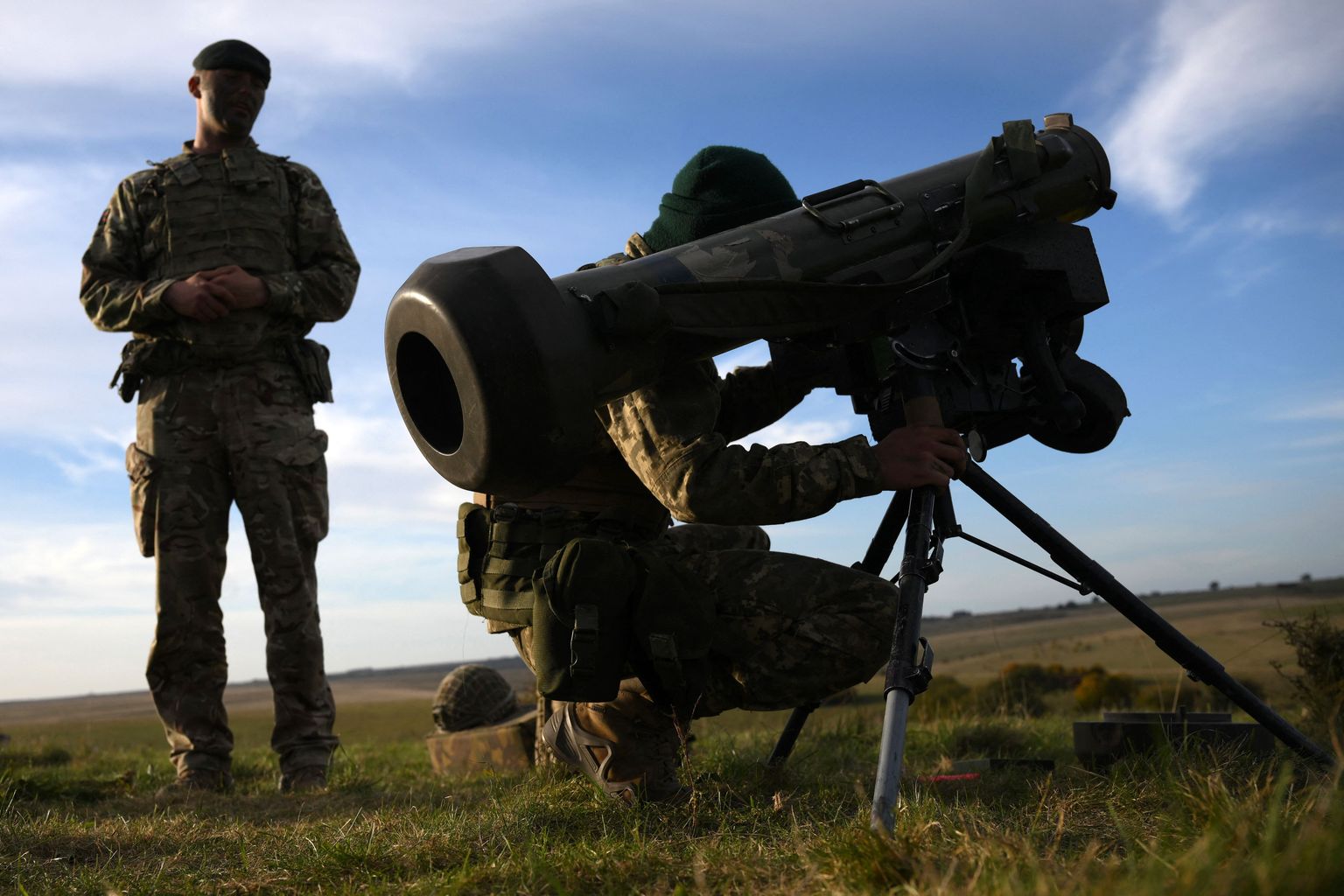 Pildil treenivad Ukraina sõdurid Ühendkuningriigis Javelini kasutamist. Uue põlvkonna relvast oleks abi nii maapealsete sihtmärkide kui ka õhus lendavate droonide ja tiibrakettide hävitamisel.