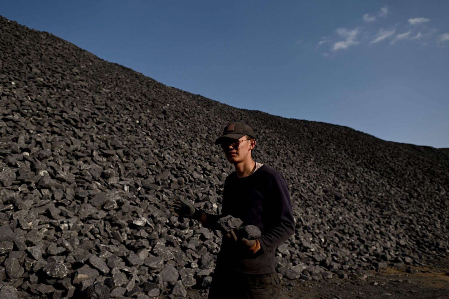Hiina tööline Shanxi provintsi Datongi kaevanduses sütt sorteerimas.