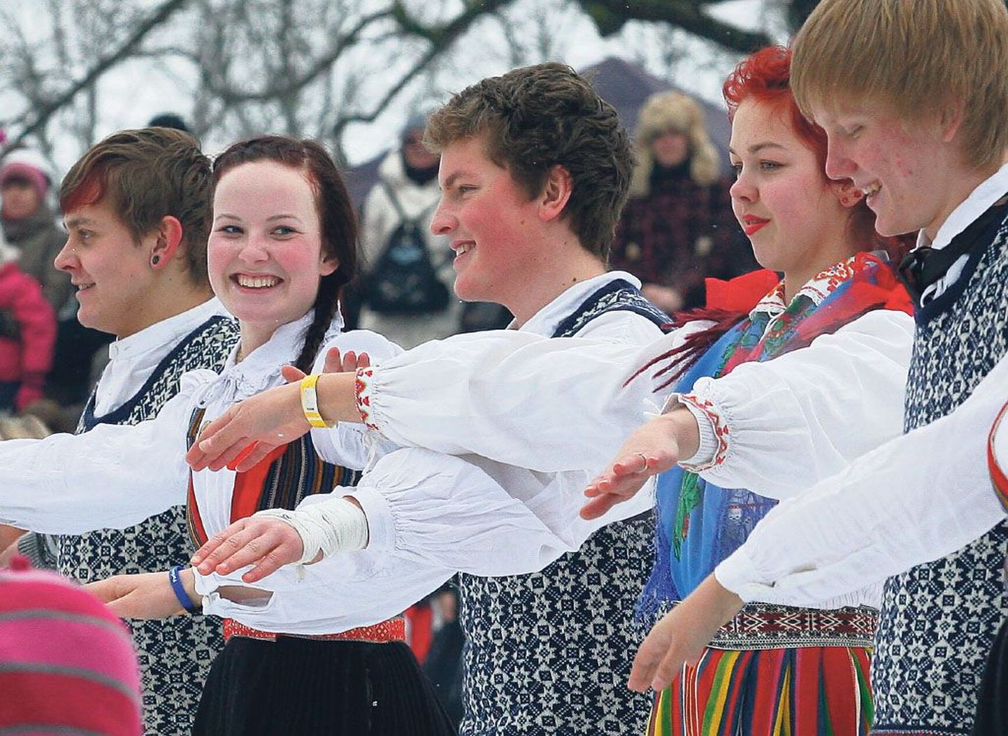Eesti rahvas on ennegi külmal ajal isamaa auks koos laulnud. Pildil on jäädvustus Eesti Vabariigi aastapäeva tähistanud „Eesti peost“.